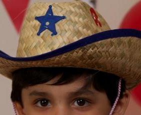 Il portait un chapeau de cowboy