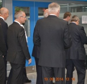 Hommes vêtus de noir