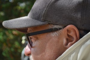 Il observe le temps.