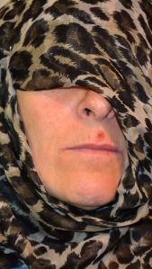 Cette fois, le foulard est dans les teintes de noir et blanc, donc avec du gris