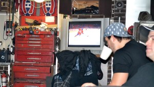 La télévision, le garage, le hockey