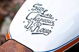 Terminer un texte sur les chapeaux de roue