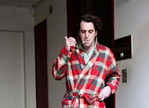 Cigarette et peignoir à carreaux