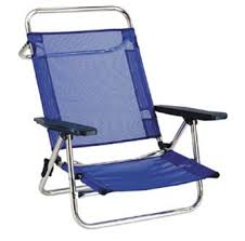 Les chaises de plage sur le balcon arrière