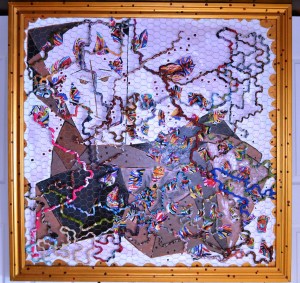 Le chien, tête en bas, dans sa vie antérieure prisonnier d'un grillage