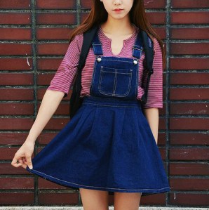 Jupe salopette en jeans, la mienne avait des poches et se rendait jusqu'aux genoux.