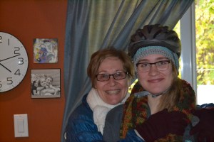 Les couches d'Emma : bonnet crocheté sous casque de vélo.