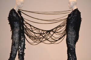 La tenue à lanières du texte d'hier