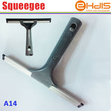 Squeegee, ou balai-éponge, ou raclette.