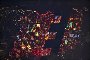 Burrard St., Vancouver, les décorations de Noël de l'hôpital St-Paul se reflètent dans le mur à miroirs de l'édifice en face.