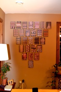 Pyramide inversée, le foulard de tantine apparaît, sous la plante, en bas, à droite.