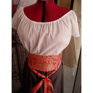 Voici ce que j'obtiens en tapant Femme chemise paysanne dans Google, et ça ressemble un peu, en moins bouffant.