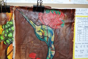 Houppette fraisière sur tête d'échassier.