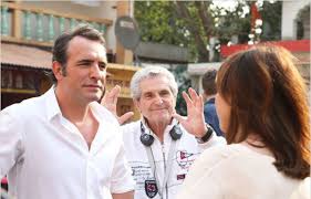 Jean Dujardin, Claude Lelouch et Elsa something, qui apparaît de dos.