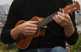 Tenir son violon comme si c'était un ukelele.