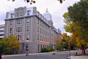 En fait, le Séminaire se situe derrière.