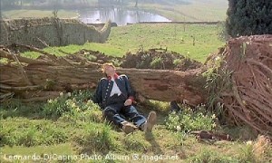 Il a deux trous rouges au côté droit mais sur la photo ça ne paraît pas.
