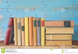 Livres à la verticale et à l'horizontale. Idéalement, on s'arrange pour placer les livres à l'horizontale de manière à en voir le titre.