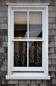 Visage à travers la vitre.