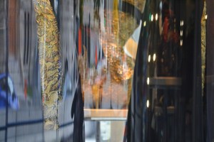 Imprimer cette photo d'une vitrine de Holt Renfrew en format géant.