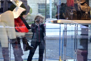 Autoportrait avec cheveux au vent.