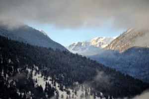 Le soleil sur un pic enneigé.