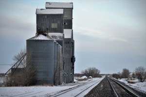 Un élévateur à grains et sa voie ferrée.