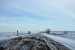 Les routes désertiques recouvertes d'une fine poudrerie au Dakota du Nord.