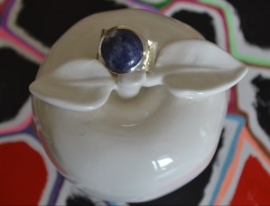 Bague achetée aux Îles-de-la-Madeleine. Pas confortable parce que l'anneau est trop large.