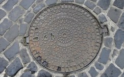 7685620764_les-plaques-d-egout-sont-des-proies-faciles-pour-les-voleurs-de-metaux